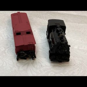 HO Locomotive and caboose